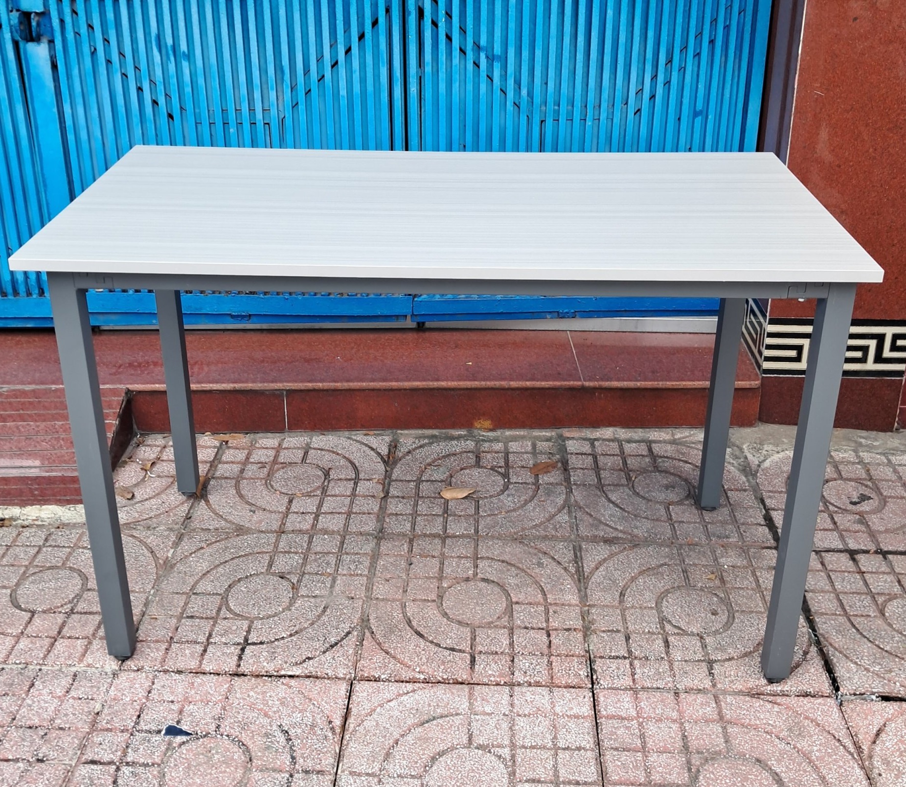 Bàn làm việc chân sắt vuông 1m2